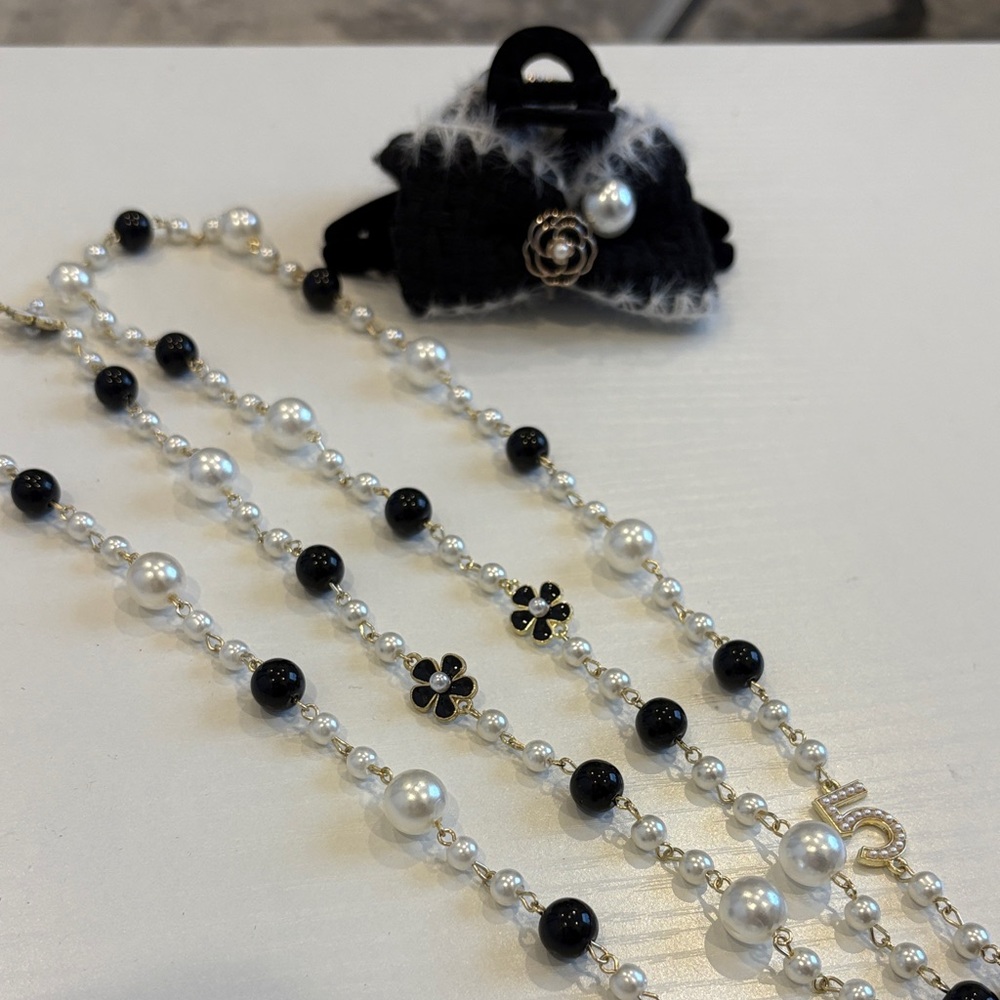 New Fashion Elegant Black and White Beaded Necklace and Hair clip